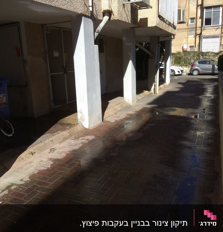 צינור מים חיצוני מחובר לקיר בניין